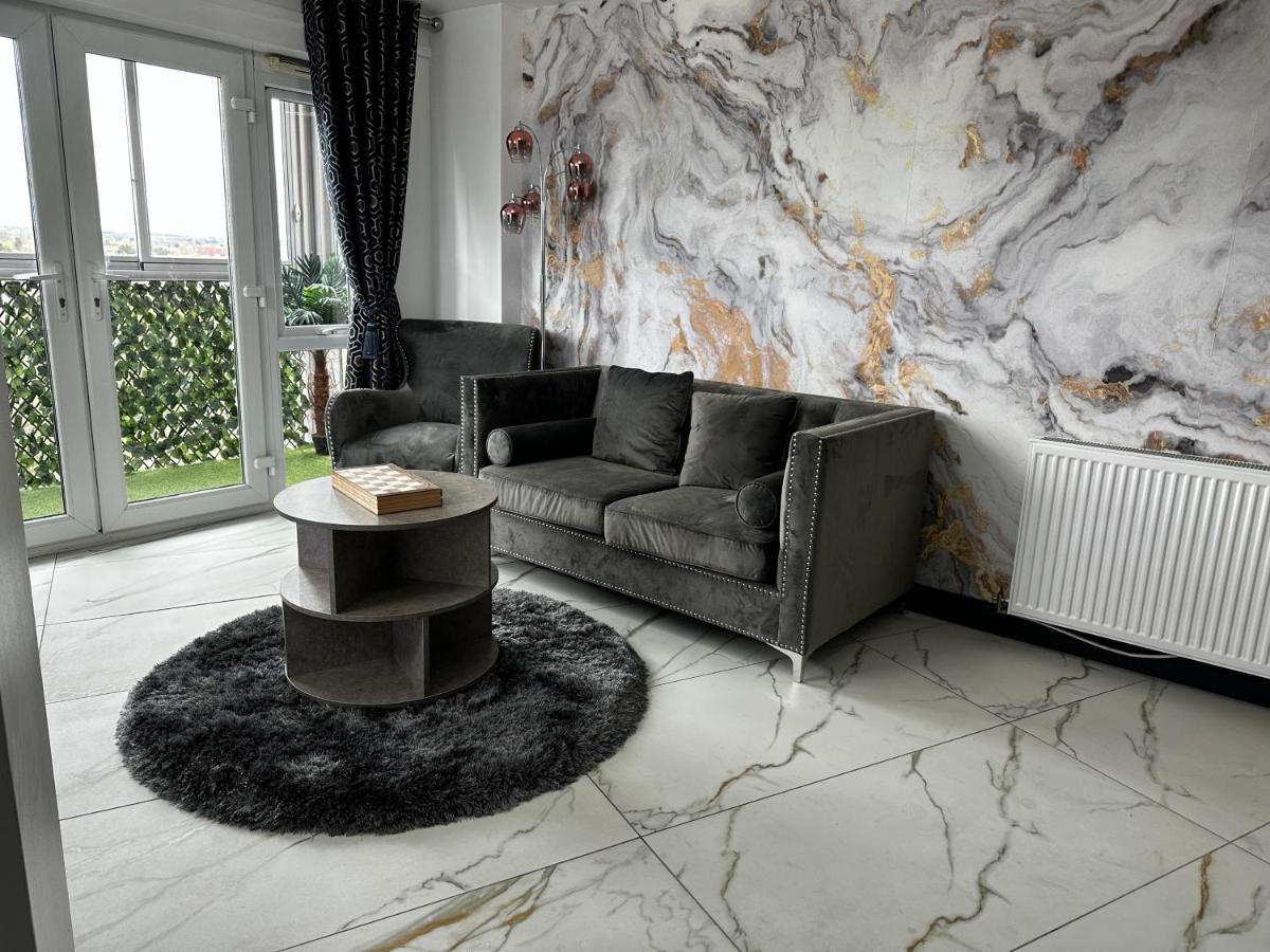 Two Bed Apartment With Balcony Slough,Windsor,Legoland Экстерьер фото
