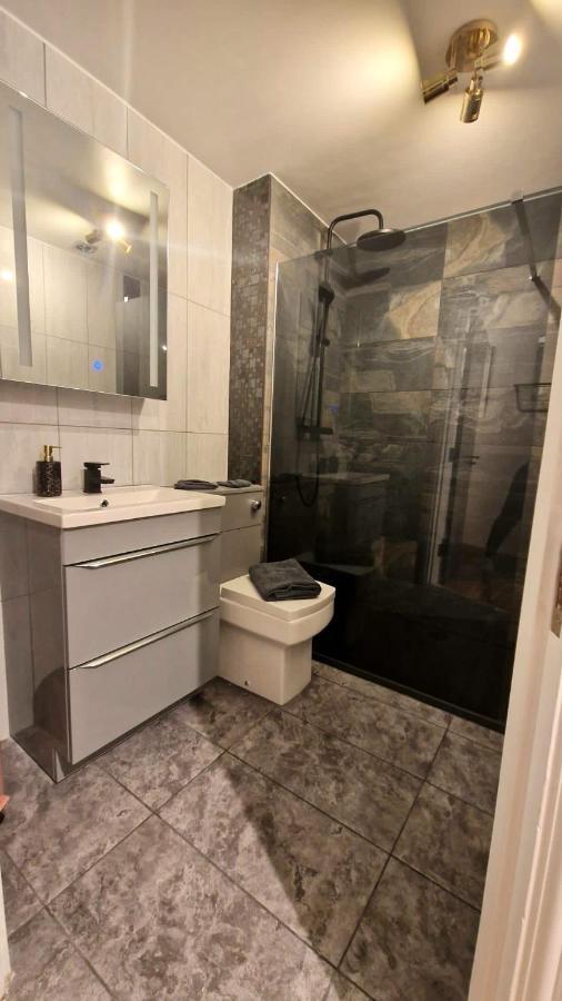 Two Bed Apartment With Balcony Slough,Windsor,Legoland Экстерьер фото